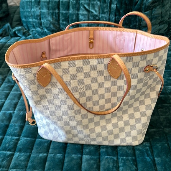 Louis Vuitton medium size totes slightly used good condition neverfull - Picture 1 of 2